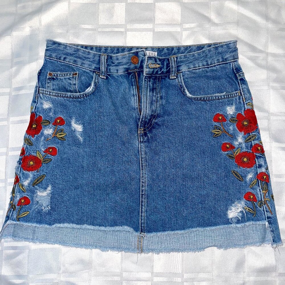 Zara embroidered denim skirt M